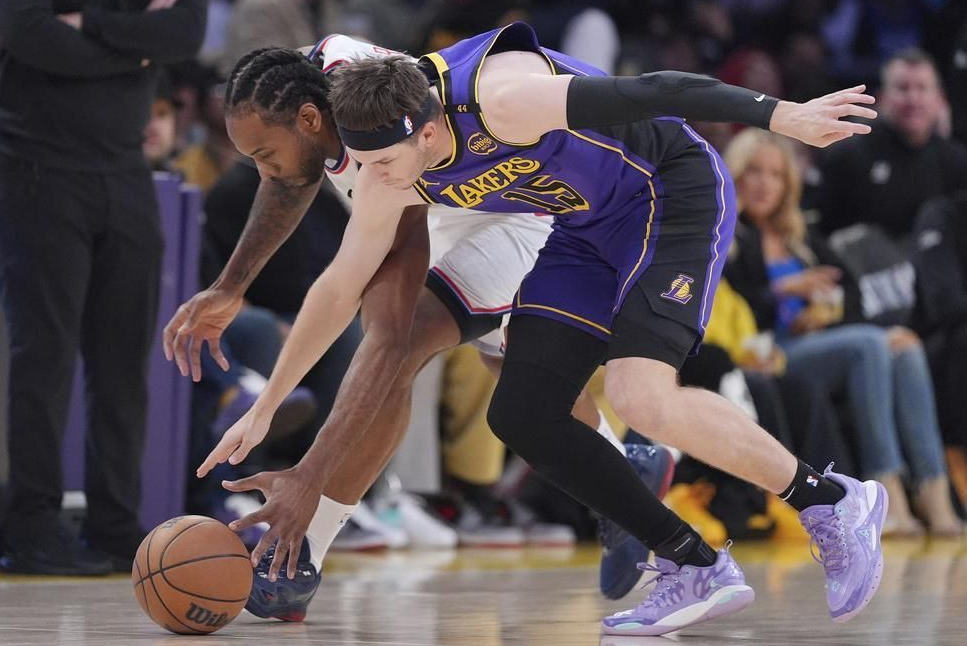 骑士险胜鹈鹕，乔治统治全场